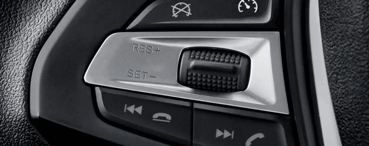 Un Auto Sedán con Control Crucero