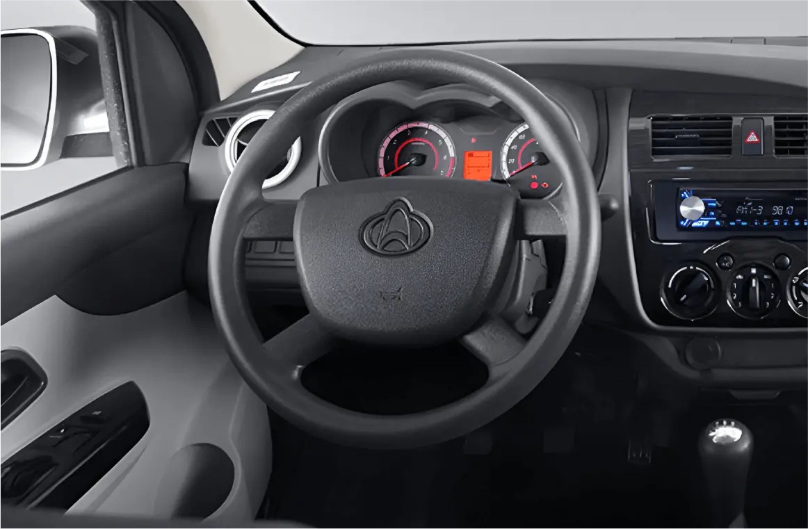 Interior del Changan MD201 Pick-up cabina simple, mostrando el volante, tablero de instrumentos y consola central.