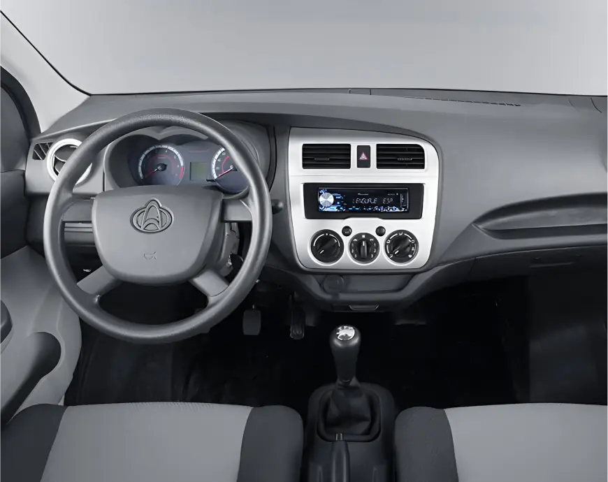 Interior del Changan MS201 Pick-up cabina doble, mostrando el tablero, volante y asientos.