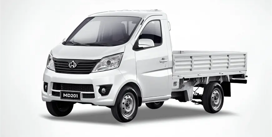 Changan MD201 Pick-up cabina simple, vista frontal de un vehículo comercial blanco.